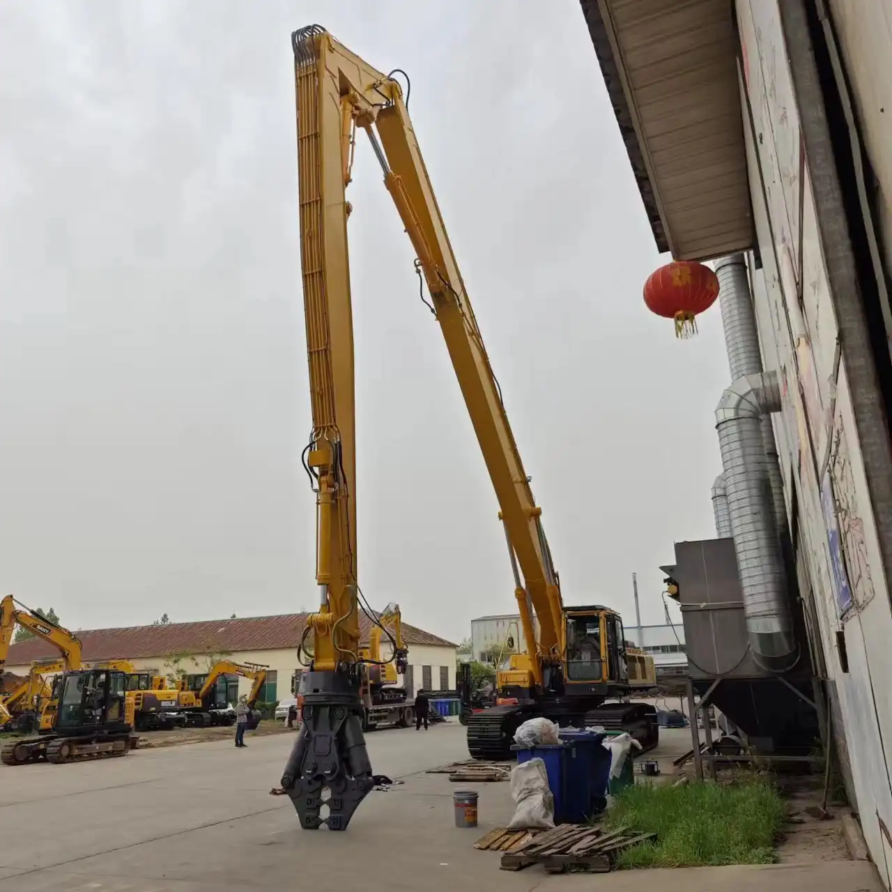 What is the tonnage range of high altitude demolition armsuitable for excavators?